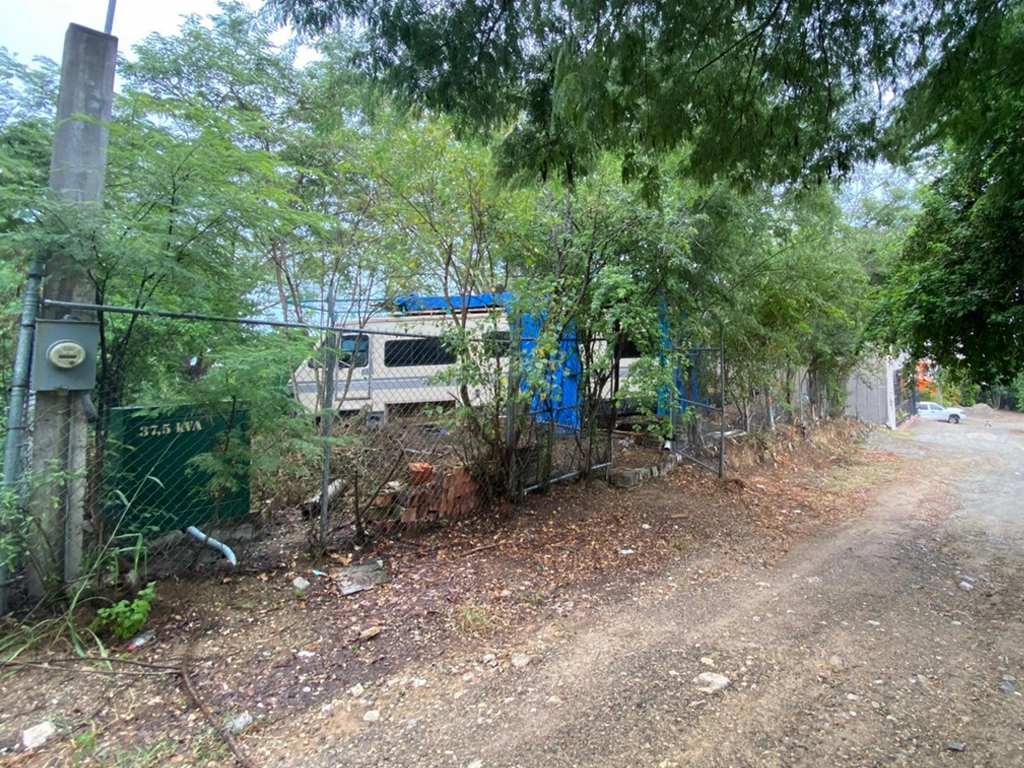 Acceso al terreno desde la calle.